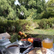 Frühstücksbild im Garten der Kunstschule Frankfurt Atelier Irene Schuh