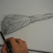 Mit Bleistift zeichen in der Kunstschule Frankfurt Atelier Irene Schuh